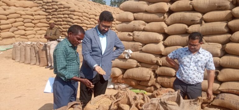 सहकारी समिति बढ़ईपाली पिथौरा एवं कसेकेरा, बकमा बागबाहरा में कलेक्टर का औचक निरीक्षण अनियमितताओं पर घोंच समिति प्रबंधक को निलंबित करने और एफआईआर के निर्देश धान खरीदी के अंतिम दिनों में विशेष सतर्कता बरतने के निर्देश