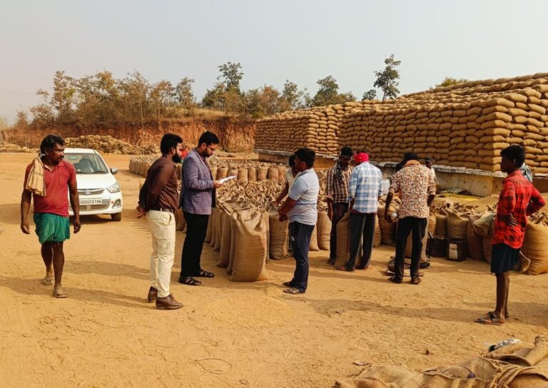 महासमुंद/कलेक्टर श्री विनय कुमार लंगेह ने धान खरीदी केंद्र नर्सियापलम और बम्हनी पिथौरा का किया औचक निरीक्षण