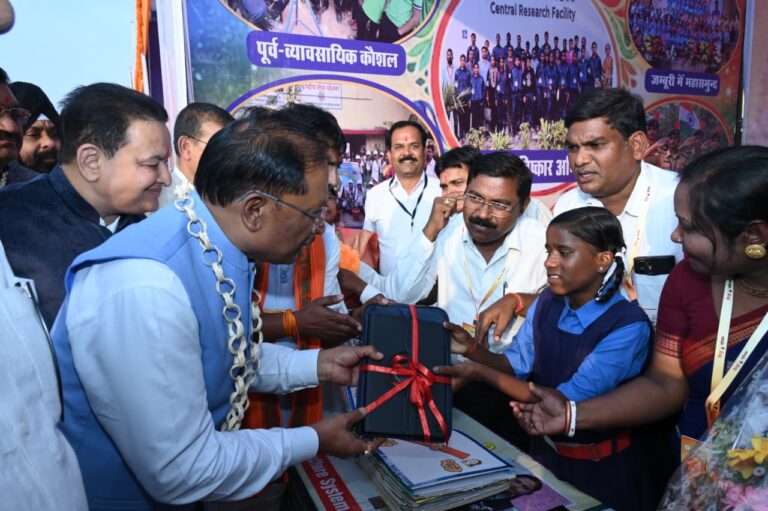 महासमुंद/ मुख्यमंत्री श्री विष्णु देव साय ने सिरपुर महोत्सव में विभागीय स्टॉल एवं प्रदर्शनी का किया अवलोकन हितग्राहियों को सामग्री और चेक वितरण किया