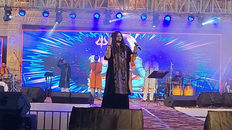 सिरपुर महोत्सव में बाबा हंसराज रघुवंशी की भक्ति संध्या ने बांधा समां श्रद्धा, भक्ति और संगीत के संगम से गूंज उठी ऐतिहासिक नगरी सिरपुर