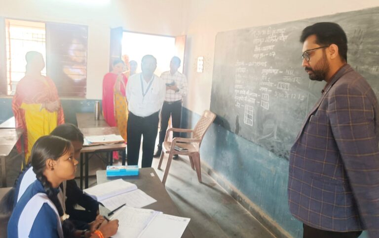 महासमुंद/कलेक्टर श्री लंगेह ने परीक्षा व्यवस्था का निरीक्षण करने स्कूलों का किया भ्रमण परीक्षा केंद्रों में अनुशासन, शांति व्यवस्था, प्रश्न पत्रों की गोपनीयता तथा सुरक्षा प्रबंधों का जायजा लिया