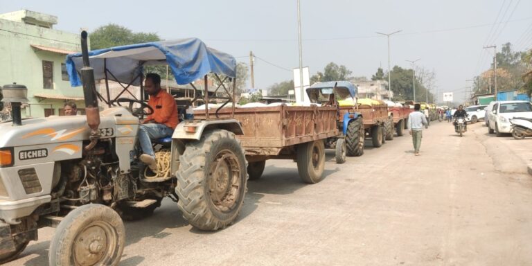 पिथौरा : धान नहीं बिकने से भड़के किसान, 50 से अधिक ट्रैक्टरों के साथ तहसील घेराव आंदोलन मे बीजेपी नेता भी शामिल 
