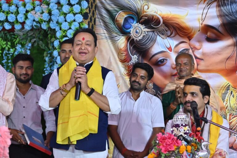 बसना/ बंसुला डीपा में भक्ति की बयार: विधायक डॉ. संपत अग्रवाल ने भागवत कथा में टेका मत्था, क्षेत्र की खुशहाली की कामना