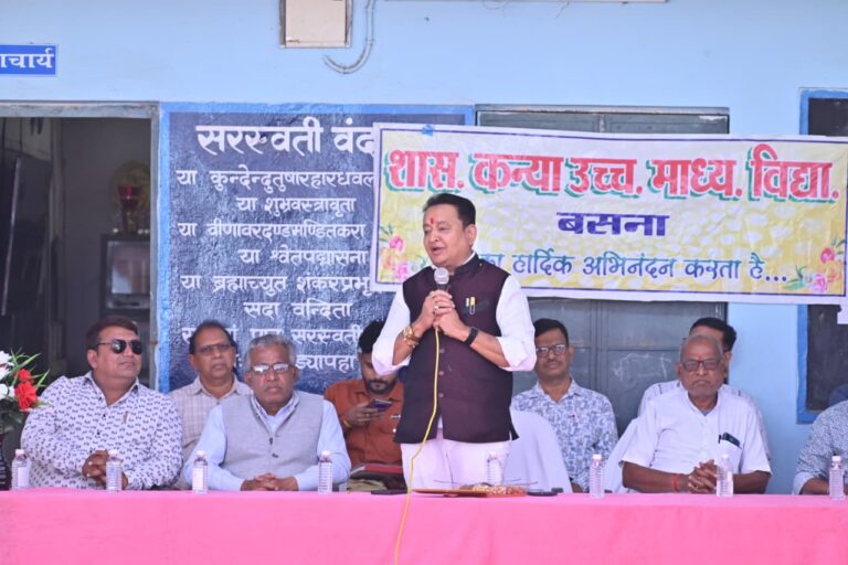 बसना/ शासकीय कन्या उच्चतर माध्यमिक विद्यालय, बसना में पुरस्कार वितरण समारोह संपन्न, विधायक डॉ. संपत अग्रवाल ने छात्राओं को किया सम्मानित