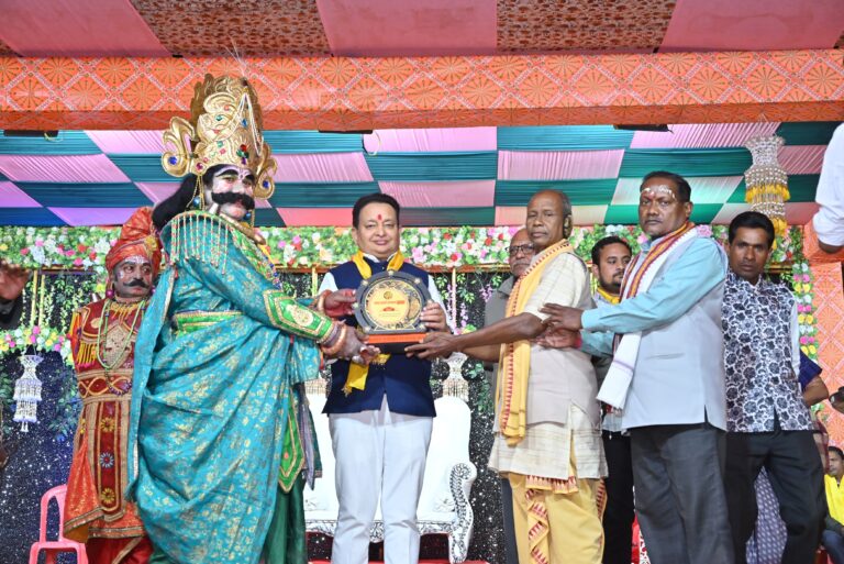 सिंघनपुर शबरी मेला: विधायक डॉ. संपत अग्रवाल ने ‘कंस’ फेम हृषिकेश भोई का किया सम्मान, कला और संस्कृति के संरक्षण का दिया संदेश