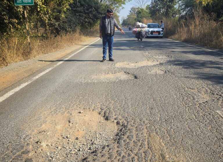 बसना–पदमपुर अंतरराज्यीय मार्ग बदहाल, गड्ढों में तब्दील सड़क बनी हादसों का कारण सभापति प्रकाश सिन्हा ने कलेक्टर से की शीघ्र मरम्मत की मांग