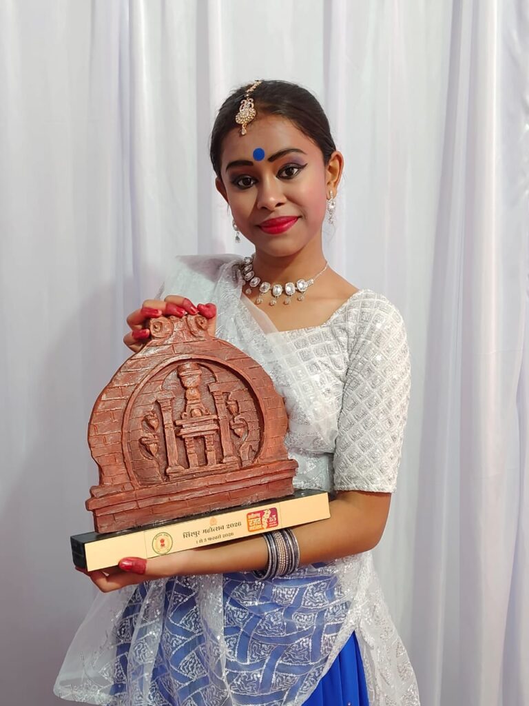 सिरपुर महोत्सव में कथक नृत्यांगना अश्विका साहू का हुआ भव्य सम्मान उत्कृष्ट कथक प्रस्तुति से दर्शकों और अतिथियों को किया मंत्रमुग्ध
