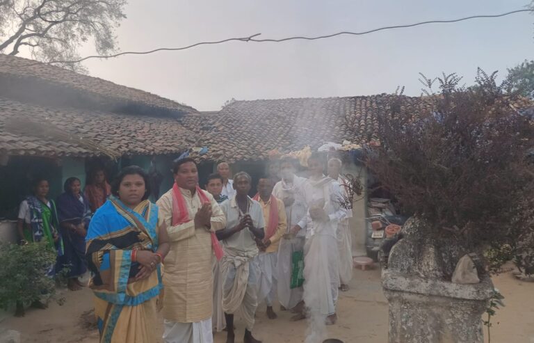 सरायपाली ग्राम मनकी के गोंडवाना समाज ने आराध्यदेव भगवान बुढ़ादेव ईशर गौरा के नाम प्रतिदिन दो मुट्ठी चावल 1 रूपए संग्रहण का संकल्प 