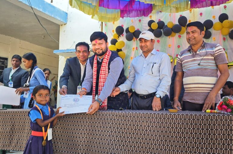 बसना संघर्ष, संस्कार और परिश्रम से बनती है पहचान –अंकोरी में विदाई समारोह एवं वार्षिक उत्सव में शामिल हुए जनपद सभापति प्रकाश सिन्हा