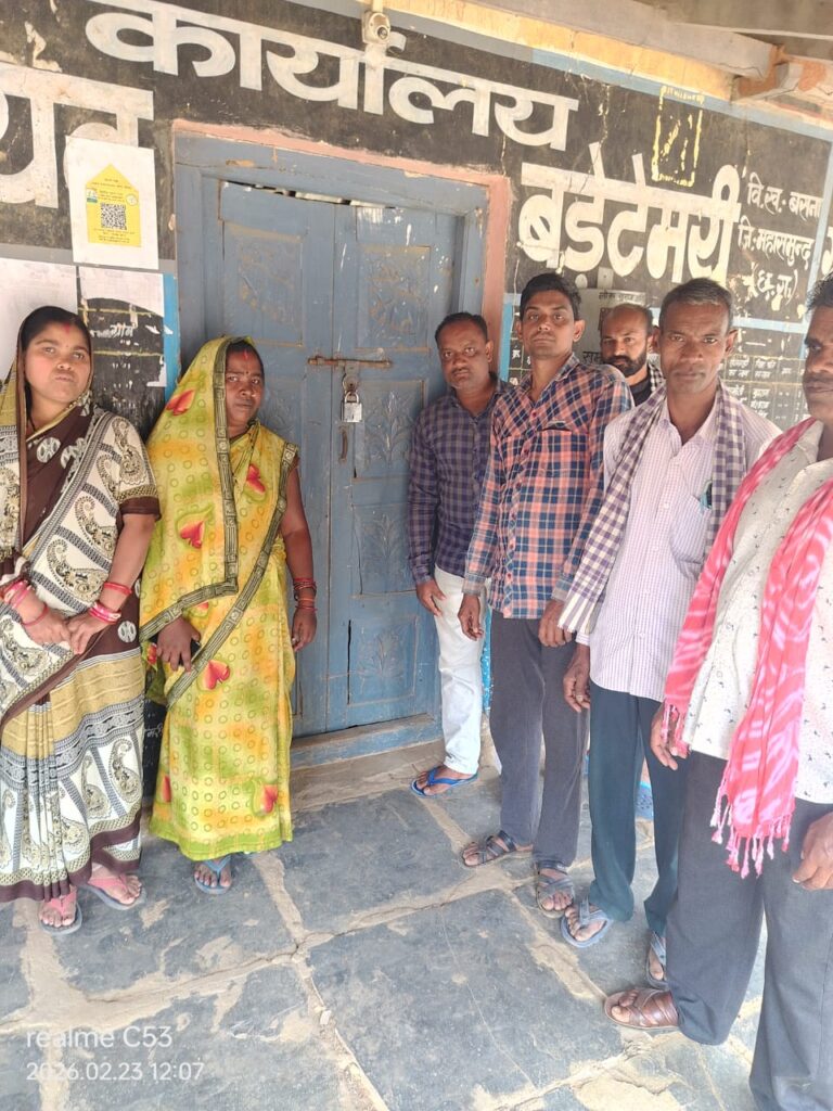 बसना/ सरपंच-सचिव की गैरहाजिरी से पंचायत में हंगामा, मासिक बैठक के दिन पंचायत भवन पर लटका ताला