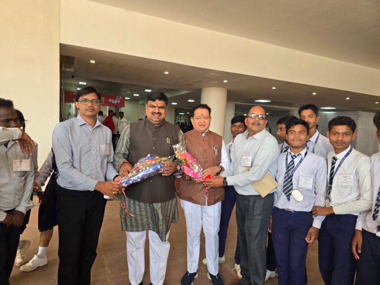 विधानसभा पहुँचे बसना के छात्र: विधायक डॉ. संपत अग्रवाल की पहल से बच्चों ने समझा लोकतंत्र का पाठ