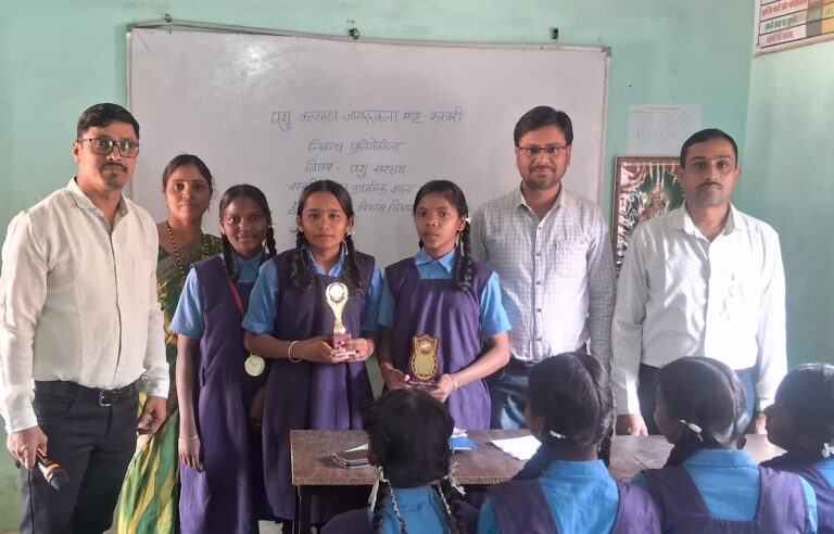महासमुंद/ पशु कल्याण जागरूकता माह के तहत शासकीय उच्चतर प्राथमिक शाला उमरिया में निबंध प्रतियोगिता आयोजित