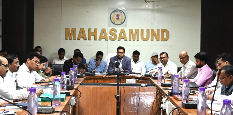 महासमुंद/कलेक्टर ने ली समय-सीमा की बैठक, दिए आवश्यक निर्देश धान उठाव की समीक्षा