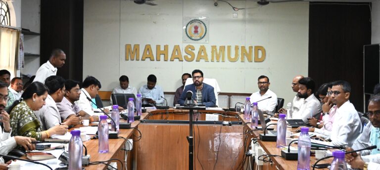 महासमुंद/कलेक्टर ने ली समय-सीमा की बैठक जप्त धान का भी भौतिक सत्यापन सुनिश्चित करें 