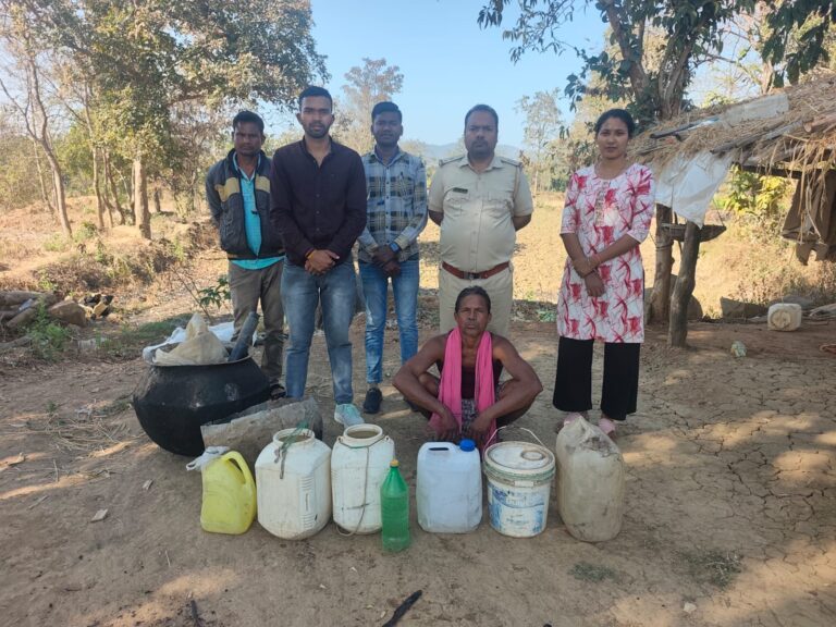 पिथौरा में अवैध महुआ शराब के खिलाफ कार्रवाई, 76 लीटर मदिरा जब्त