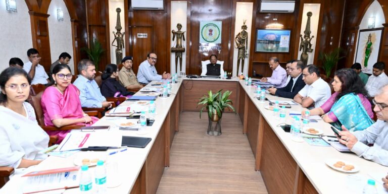 छत्तीसगढ़ :पश्चिम एशिया की परिस्थितियों पर मुख्यमंत्री की उच्चस्तरीय समीक्षा: वीडियो कॉन्फ्रेंसिंग के माध्यम से कमिश्नर, आईजी और कलेक्टरों को दिए निर्देश
