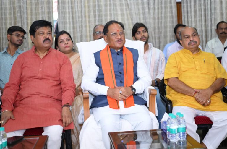 रायपुर : मुख्यमंत्री श्री विष्णु देव साय ने सुनी ‘मन की बात’ की 132वीं कड़ी