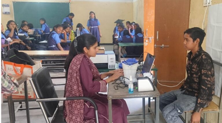 महासमुंद/बायोमेट्रिक अपडेट अभियान के तहत जिले में 15762 स्कूली बच्चों का आधार अपडेट