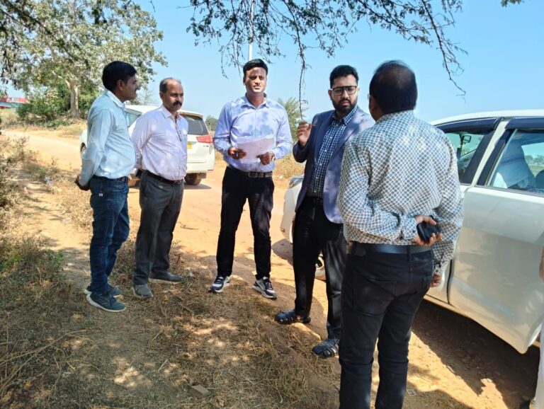 महासमुंद/कलेक्टर ने एनएच-06 से बेलटुकरी मार्ग एवं महासमुंद-तुमगांव रोड का किया निरीक्षण गुणवत्तापूर्ण एवं समय सीमा में कार्य पूर्ण करने के निर्देश