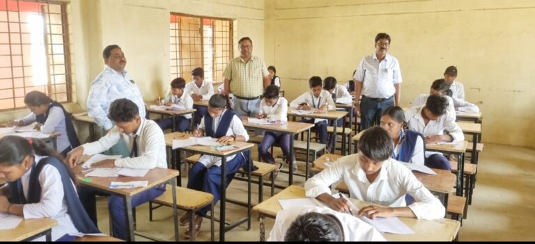 सरायपाली/विकासखंड स्तरीय उड़न दस्ता दल का विभिन्न परीक्षा केंद्र में औचक निरीक्षण