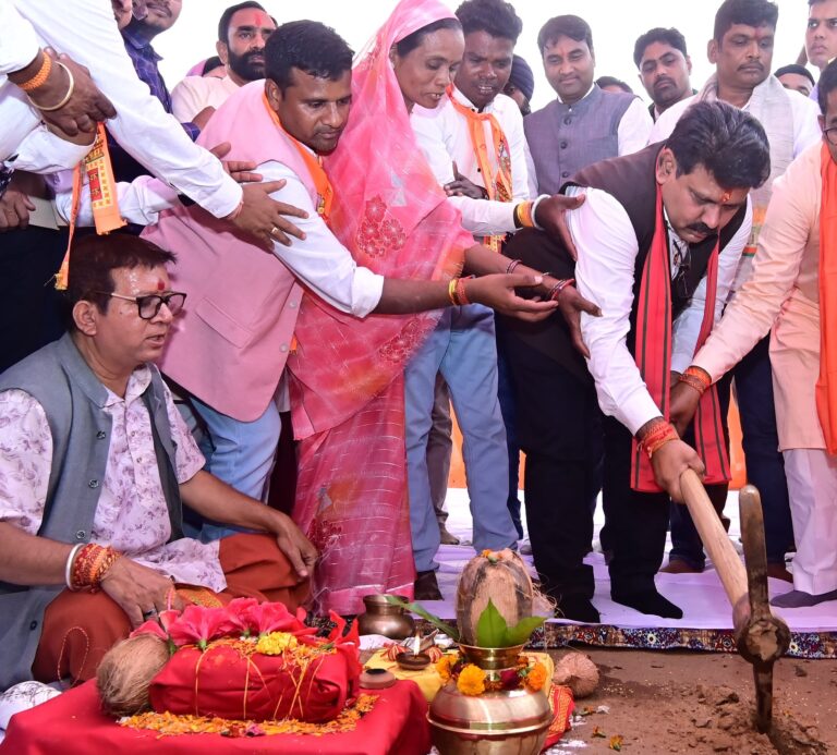 महासमुंद ठाकुरदिया खुर्द में राम मंदिर का भूमिपूजन, उपमुख्यमंत्री विजय शर्मा ने की सामाजिक भवन व सभाभवन निर्माण की घोषणा