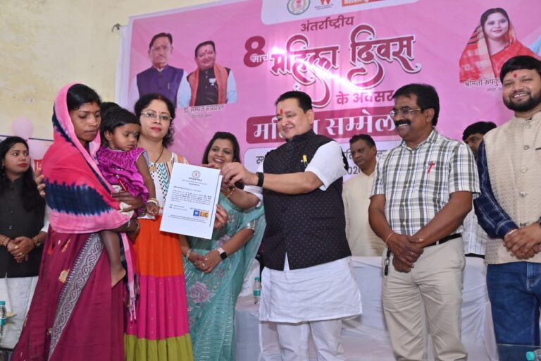 बसना विधायक डॉ संपत अग्रवाल ने महिला दिवस पर आंगनबाड़ी कार्यकर्ताओं को किया सम्मानित,बोले-महिलाएं राष्ट्र का गौरव 