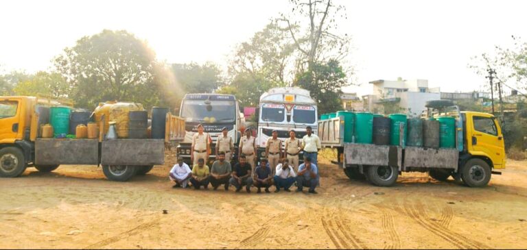 महासमुंद/फर्सी फैक्ट्री में चल रहा था पेट्रोल-डीजल का अवैध कारोबार, पुलिस ने हजारों लीटर ज्वलनशील पदार्थ के साथ 7 आरोपियों को पकड़ा