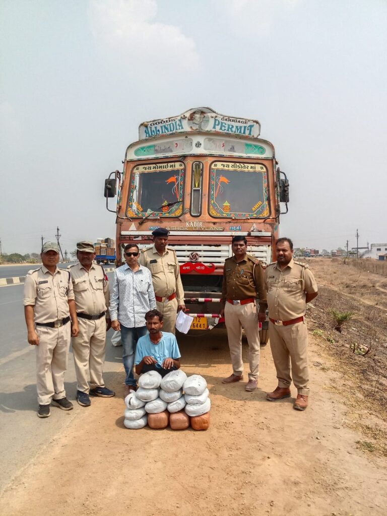 सरायपाली : आबकारी द्वारा कार्यवाही राष्ट्रीय राजमार्ग पर ट्रक से 18.285 किलो गांजा बरामद, चालक गिरफ्तार