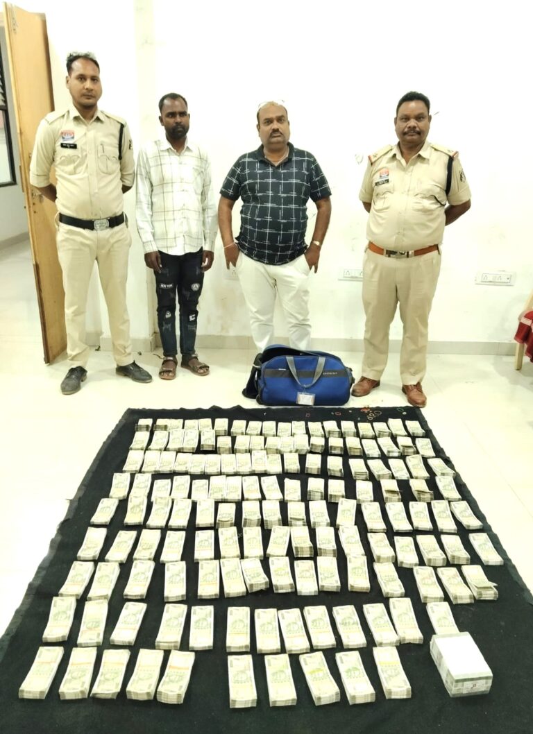 महासमुंद ओड़िसा : चेकिंग के दौरान कार से 75 लाख रुपये नकद बरामद, दो लोग पकड़े गए