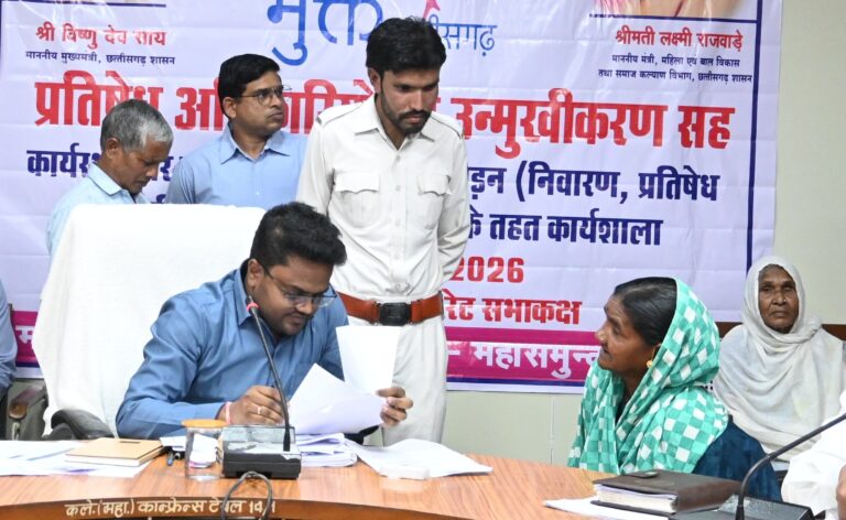 महासमुंद/सीईओ श्री हेमंत नंदनवार ने जनदर्शन में सुनी लोगों की मांग एवं समस्याएं