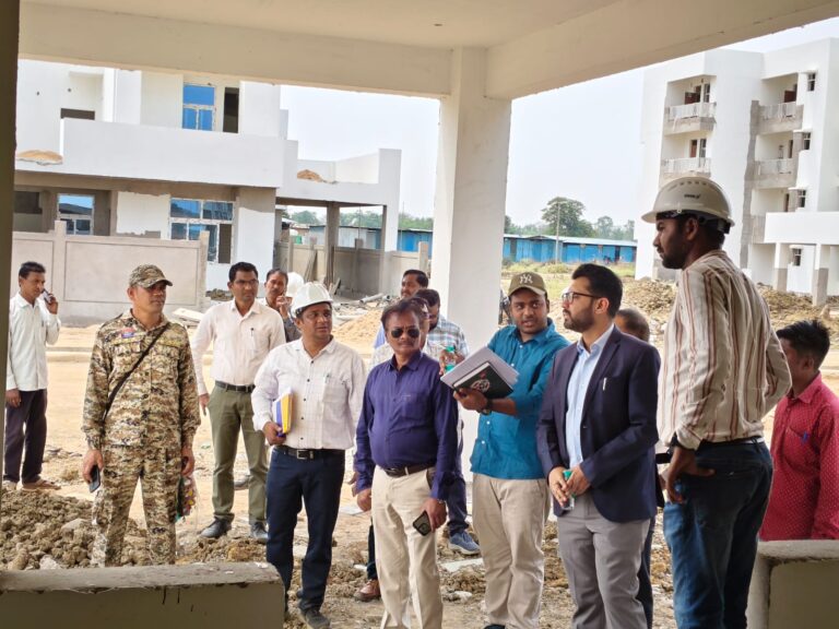 महासमुंद/कलेक्टर ने निर्माणाधीन मेडिकल कॉलेज का किया निरीक्षण, जून तक पूर्ण करने के निर्देश