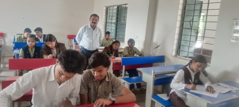 महासमुन्द/जिला शिक्षा अधिकारी ने परीक्षा केन्द्रों व विद्यालयों का किया औचक निरीक्षण विद्यालयों में शैक्षणिक गतिविधियों की वास्तविक स्थिति का अवलोकन किया