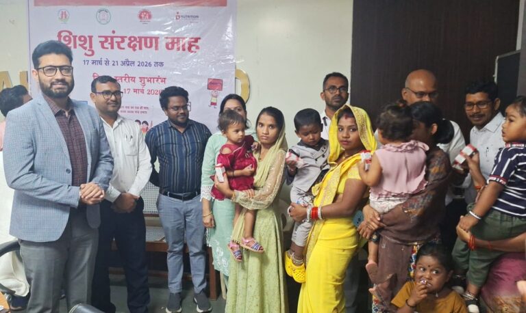 महासमुंद/कलेक्टर श्री विनय कुमार लंगेह ने बच्चे को विटामिन ए की दवा पिला कर किया शिशु संरक्षण माह का शुभारंभ 