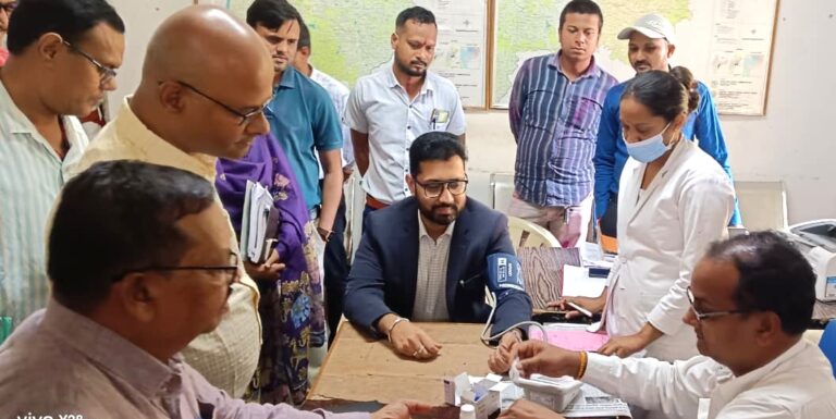 महासमुंद/कलेक्टर ने कराया अपना हेल्थ चेकअप कलेक्टर परिसर में निःशुल्क स्वास्थ्य शिविर आयोजित