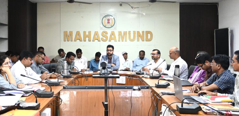 महासमुंद/कलेक्टर ने ली समय-सीमा की बैठक, दिए आवश्यक निर्देश