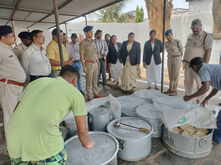 महासमुंद/अंडर ट्रायल रिव्यू कमेटी ने किया जिला जेल का निरीक्षण भोजन व्यवस्था सहित चिकित्सकीय सुविधाओं का लिया जायजा