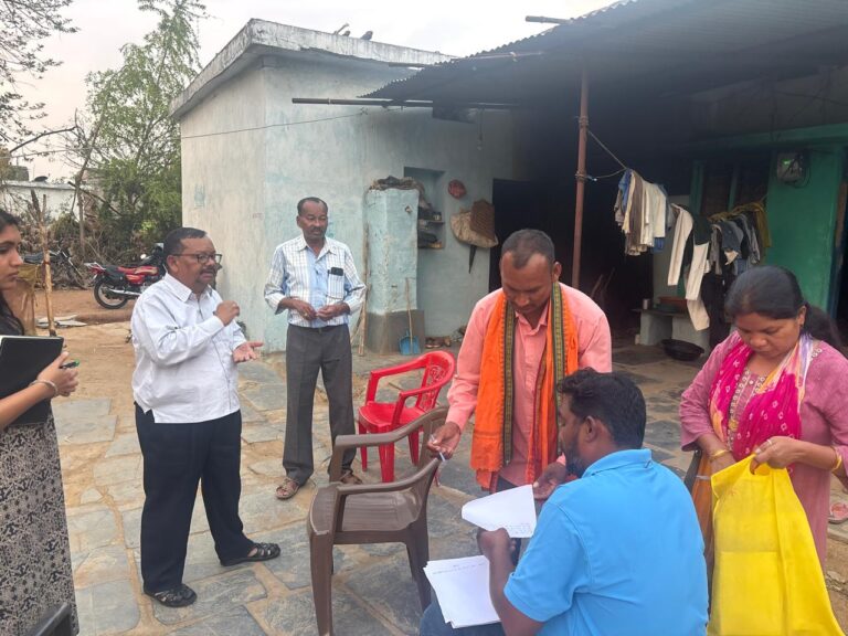 महासमुंद/अधिक यूरिया खपत की शिकायत पर ग्राम हथखोज के कृषक के यहां किया गया भौतिक सत्यापन