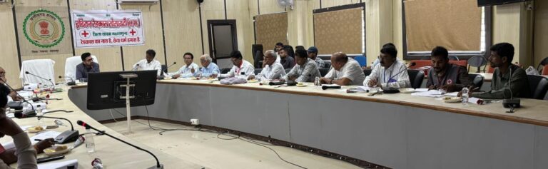 महासमुंद कलेक्टर सख्त: निजी संस्थानों के अवैध रक्तदान शिविरों पर रोक, रेड क्रॉस बैठक में अहम फैसले