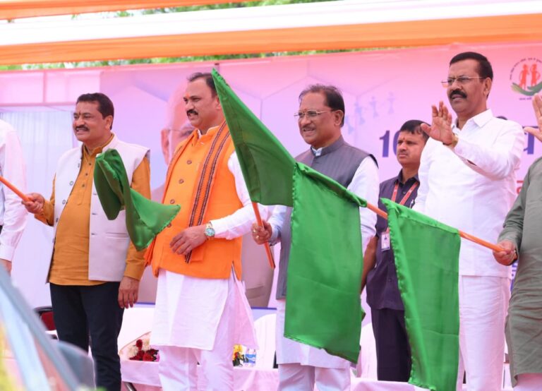 छत्तीसगढ़ : प्रदेश की लाइफलाइन हुई सशक्त: मुख्यमंत्री श्री विष्णुदेव साय ने 370 नई एम्बुलेंस को दिखाई हरी झंडी