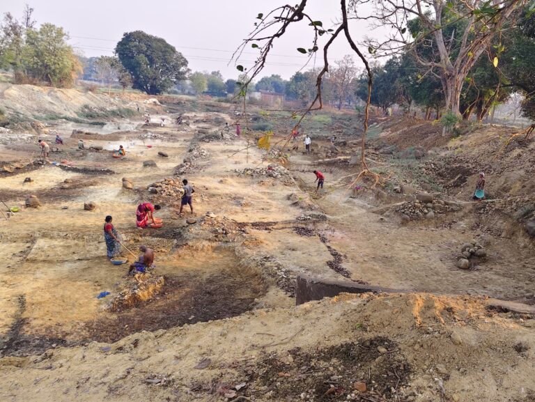 पिथौरा /मनरेगा में बड़ा घोटाला! 35 मजदूरों की जगह 50+ की फर्जी हाजिरी, ग्राम मोहगांव में खुला भ्रष्टाचार का खेल 