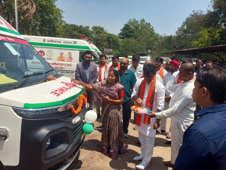 महासमुंद को मिली 8 नई एम्बुलेंस, विधायक और कलेक्टर ने दिखाई हरी झंडी, स्वास्थ्य सेवाओं को मिलेगी रफ्तार
