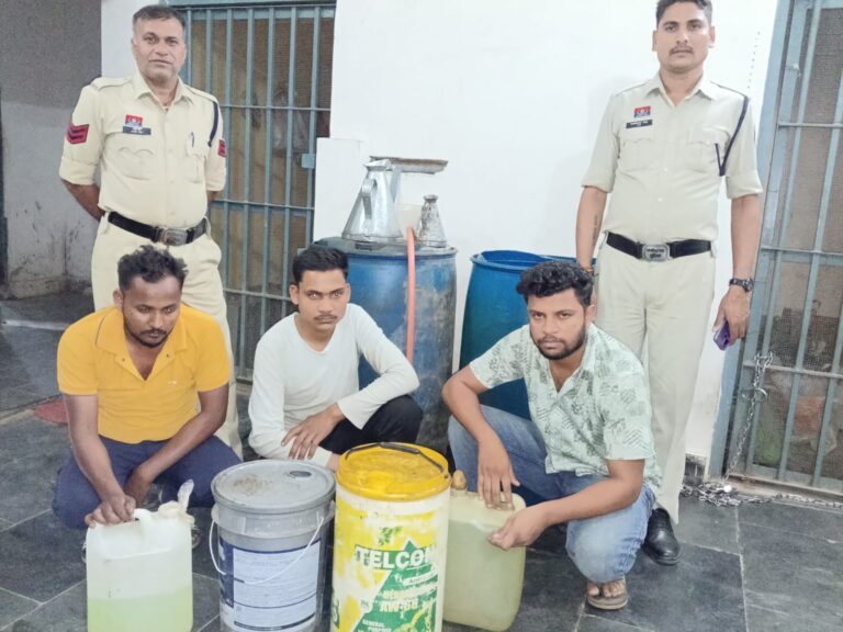 पिथौरा : चोरी की संपत्ति अवैध डीज़ल की बिक्री करने वालों के विरुद्ध पुलिस की रेड कार्यवाही में 03 आरोपी गिरफ्तार