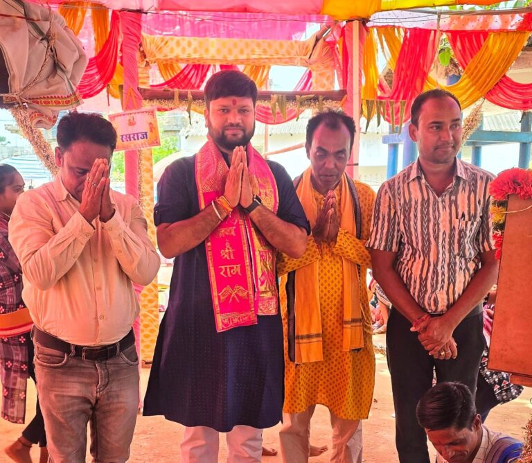 बसना : अंकोरी में श्री जगन्नाथ मंदिर वार्षिक उत्सव सम्पन्न, अष्टप्रहरी संकीर्तन में शामिल हुए प्रकाश सिन्हा ग्रामीणों ने की बोर खनन की मांग, सभापति ने शीघ्र निराकरण का दिया आश्वासन