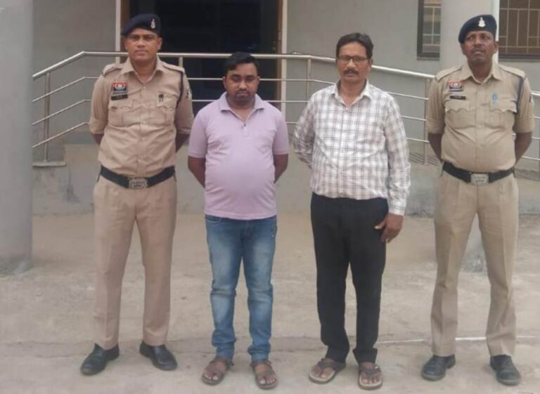 सरायपाली : धान उपार्जन केन्द्र में करोड़ों रु धान के हेराफेरी मामले में लम्बे समय से फरार 2 आरोपी गिरफ्तार एक ने पहले ही कर दिया था समर्पण