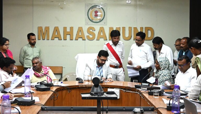 महासमुंद/कलेक्टर लंगेह ने जनदर्शन में सुनी समस्याएं, त्वरित निराकरण के दिए निर्देश