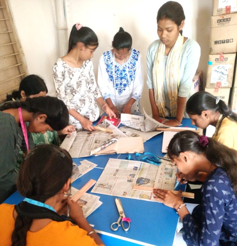 महासमुंद/नाव्या परियोजना अंतर्गत 60 शाला त्यागी किशोरी बालिकाओं को आत्मनिर्भर बनाने दिया जा रहा सिलाई प्रशिक्षण