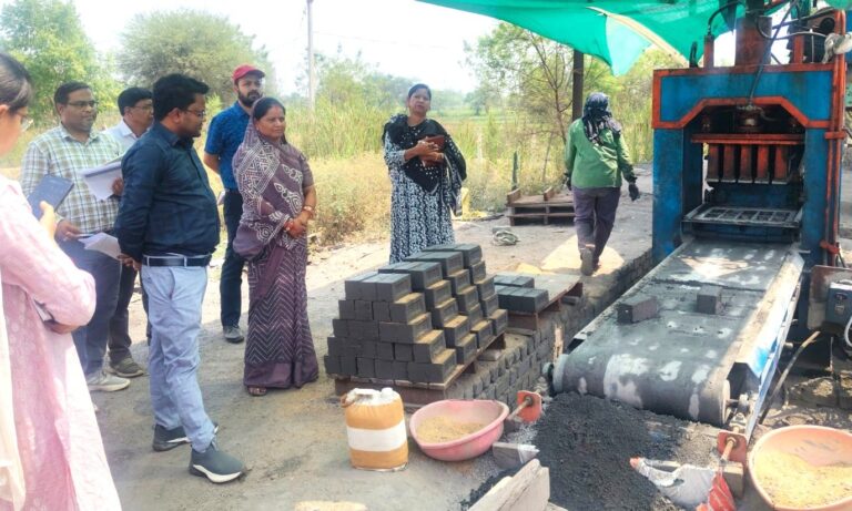 महासमुंद में आजीविका को मिली नई रफ्तार: सीईओ नंदनवार ने केंद्रों का किया निरीक्षण, महिलाओं को बाजार से जोड़ने पर जोर