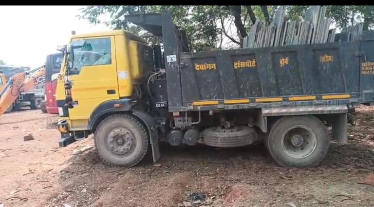 महासमुंद/अवैध खनिज उत्खनन व परिवहन पर कड़ी कार्रवाई, दो टीपर जब्त