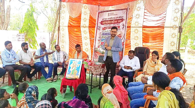 जमीनी हकीकत जानने गांवों में पहुंचे कलेक्टर: महासमुंद में ‘ट्रांजेक्ट वॉक’ के जरिए जनजातीय समुदायों से सीधा संवाद