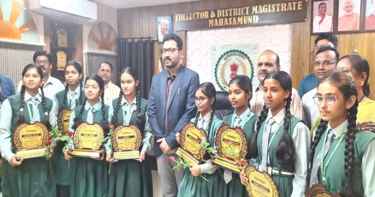 मेरिट सूची में शामिल बेटियों का कलेक्टर ने किया सम्मान, कहा बेटियों ने बढ़ाया जिले का मान